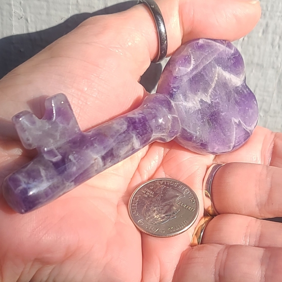 Large & lovely floral Amethyst crystal key - Picture 5 of 6